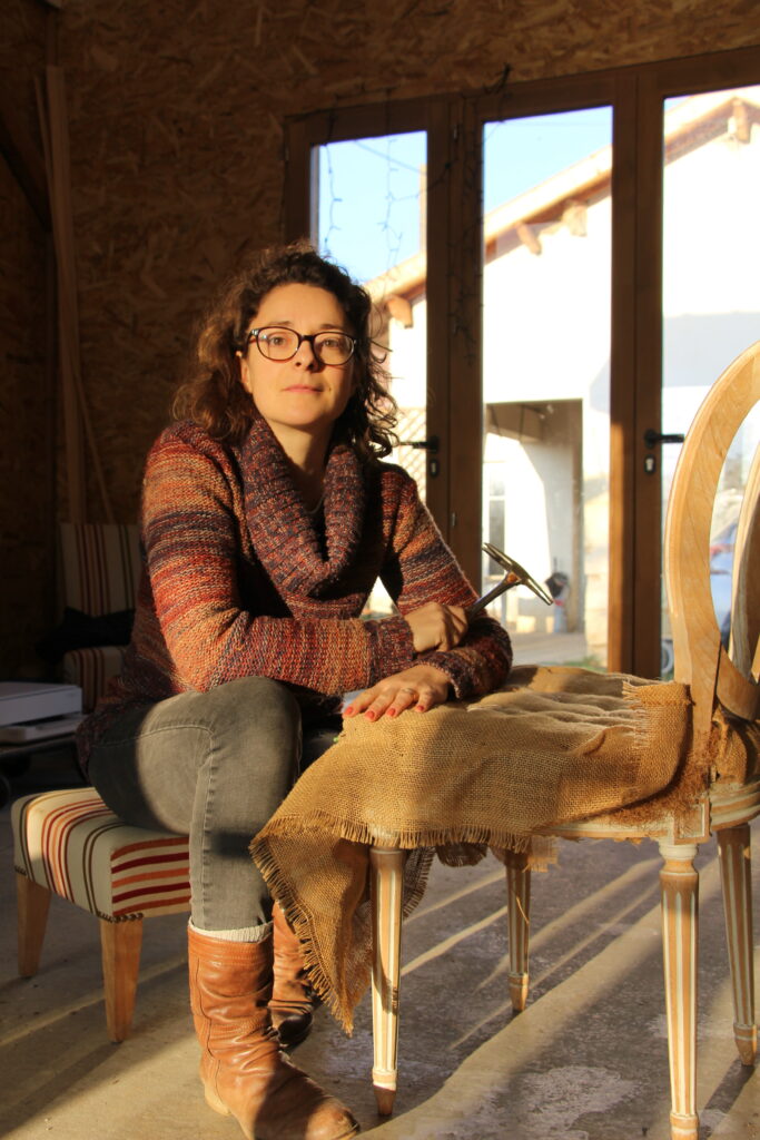 Fondatrice de l'atelier la chaise bleue dans son atelier