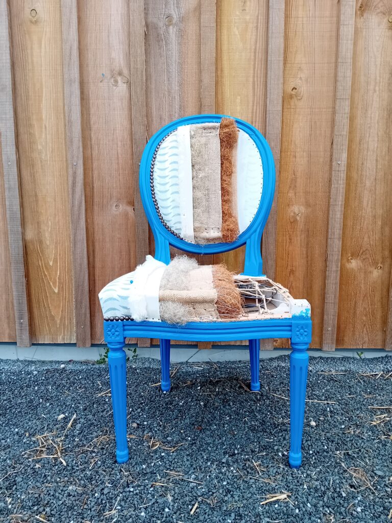 chaise bleue étapes de restauration