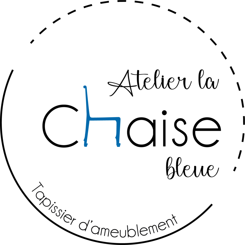 image du logo de l'entreprise. cercle noir dont la partie haute/droite est en pointillée. A l'intérieur le profil d'une chaise bleue avec pâtes de lion au pied, qui remplace le "h" du mot chaise écrit en noir au milieu du cercle. Au dessus à droite dans une typographie manuscrite en noir "atelier la chaise" , en et dessous à droite " bleue". En bas du cercle à gauche suivant la courbe en noir typo bâton " tapissier d'ameublement.